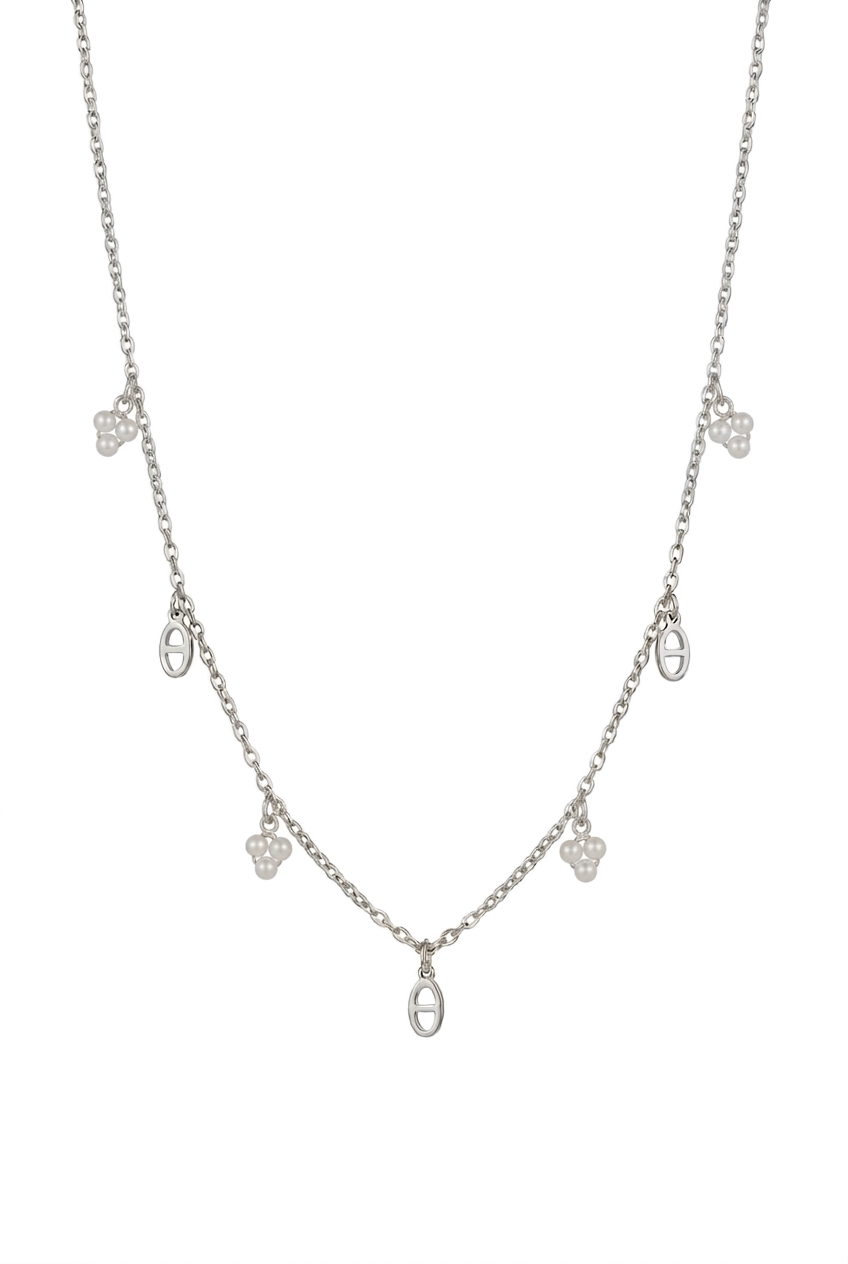 Collier argenté avec petites perles sur fond blanc