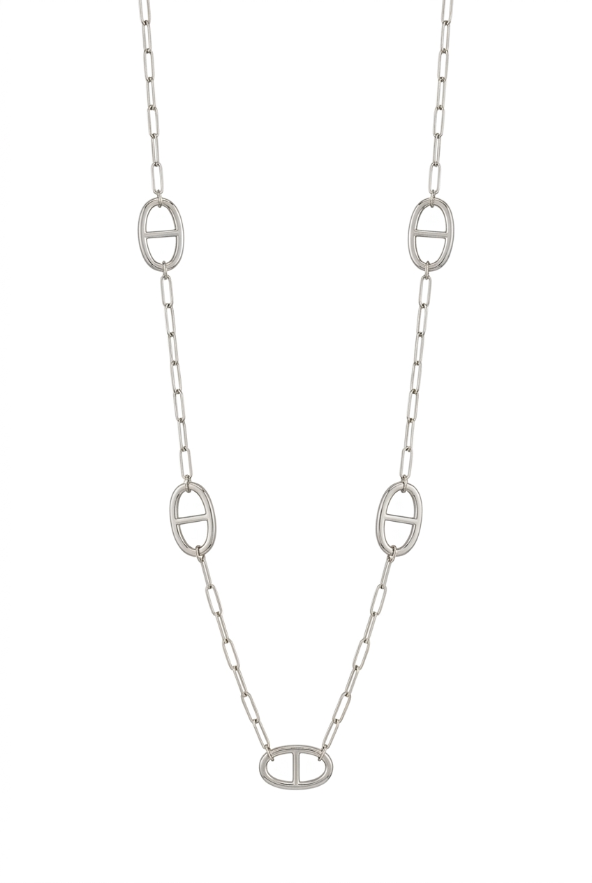 Collier argenté sur fond blanc au format portrait