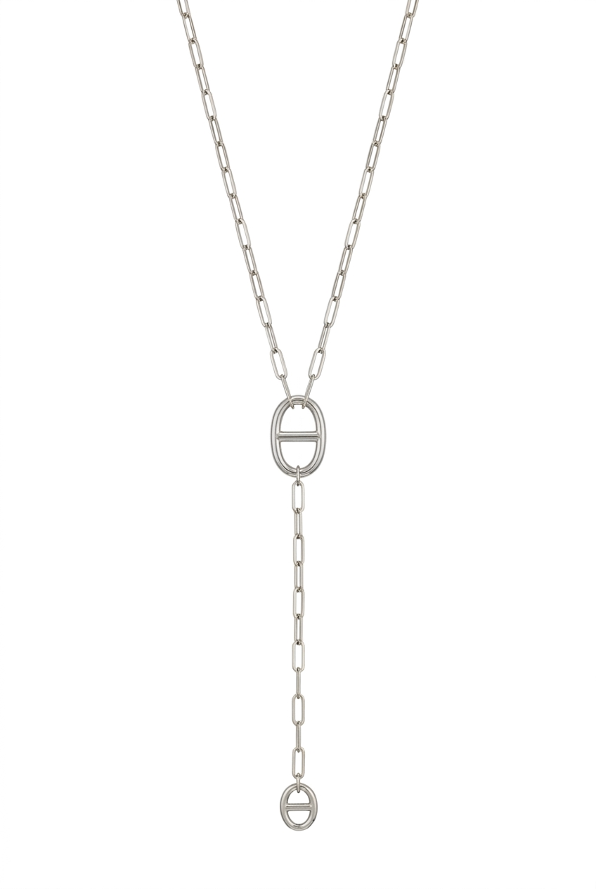 Collier argenté sur fond blanc au format portrait