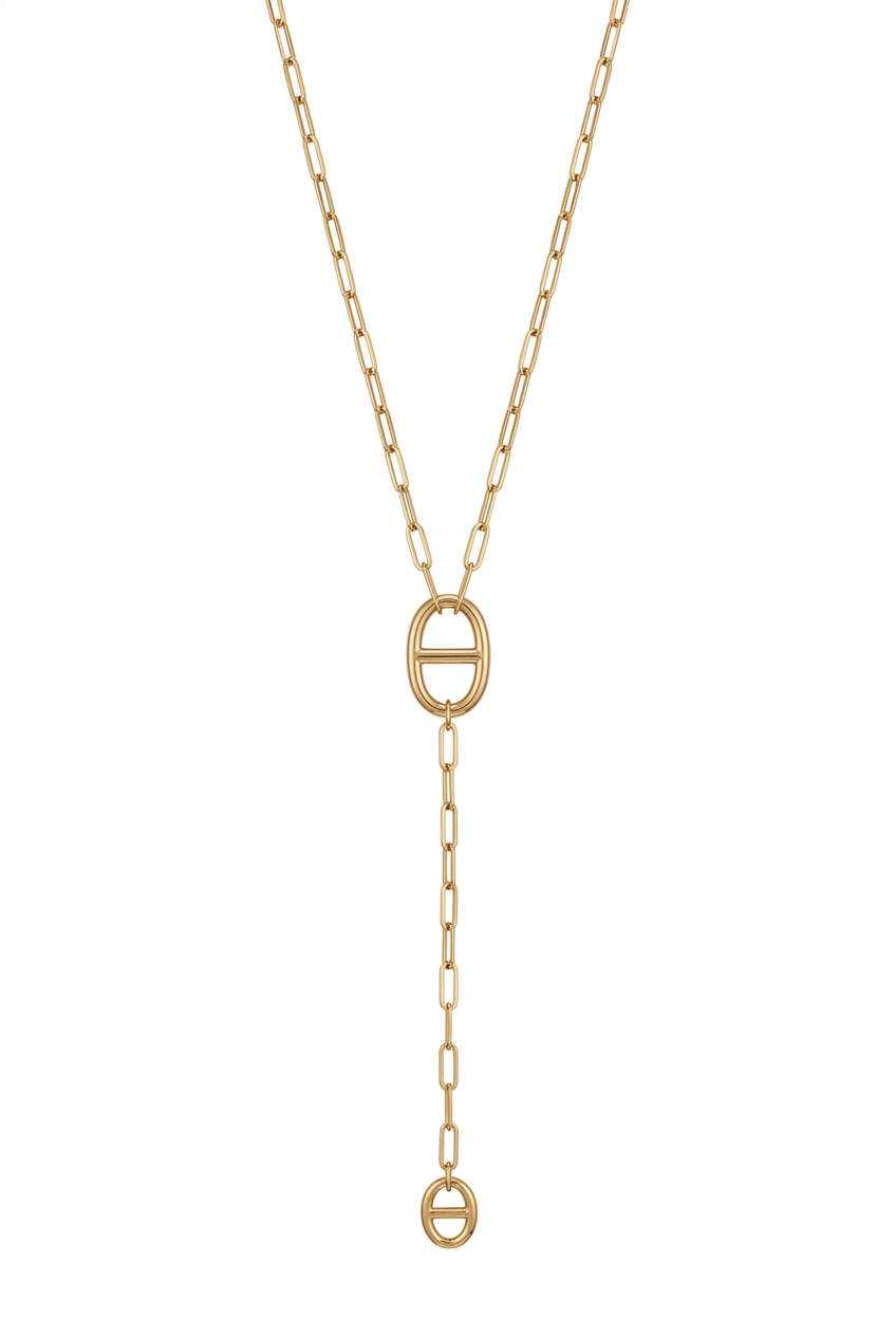 Collier doré sur fond blanc au format portrait