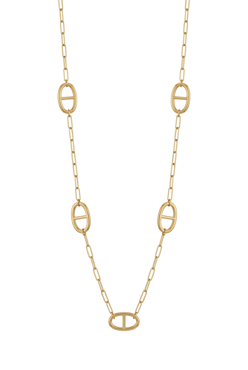 Collier sur fond blanc au format portrait
